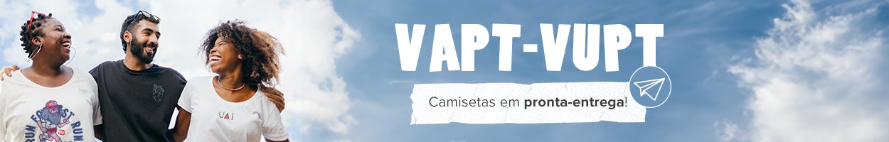 Modelo usando camiseta Chico Rei. Vapt Vupt