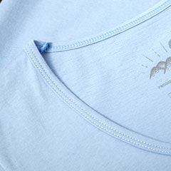 Foto com detalhe da gola U da camiseta