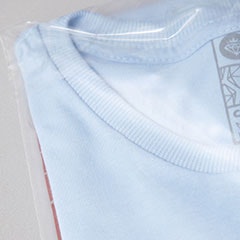 Foto com detalhe da camiseta dobrada na embalagem