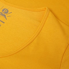 Foto com detalhe da gola U da camiseta