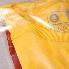 Foto com detalhe da camiseta dobrada na embalagem