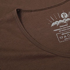 Foto com detalhe da gola U da camiseta