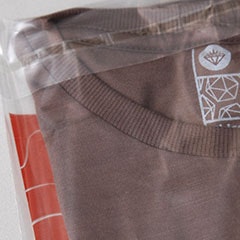 Foto com detalhe da camiseta dobrada na embalagem