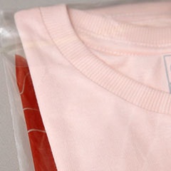 Foto com detalhe da camiseta dobrada na embalagem