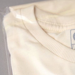 Foto com detalhe da camiseta dobrada na embalagem