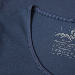 Foto com detalhe da gola U da camiseta
