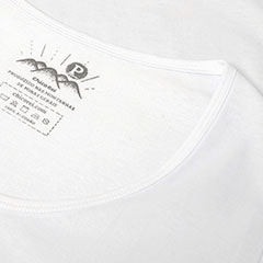 Foto com detalhe da gola U da camiseta