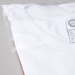 Foto com detalhe da camiseta dobrada na embalagem