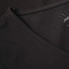 Foto com detalhe da gola U da camiseta