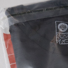 Foto com detalhe da camiseta dobrada na embalagem