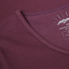 Foto com detalhe da gola U da camiseta