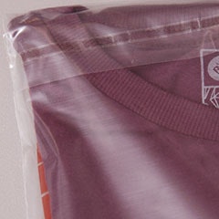 Foto com detalhe da camiseta dobrada na embalagem