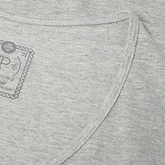 Foto com detalhe da gola U da camiseta