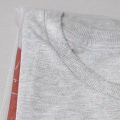 Foto com detalhe da camiseta dobrada na embalagem