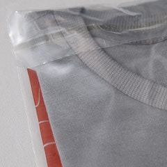 Foto com detalhe da camiseta dobrada na embalagem