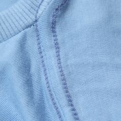 Foto com detalhe da gola U da camiseta