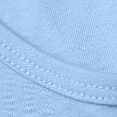 Foto com detalhe da camiseta dobrada na embalagem