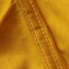 Foto com detalhe da gola U da camiseta