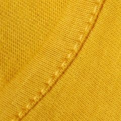 Foto com detalhe da camiseta dobrada na embalagem