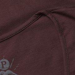 Foto com detalhe da camiseta dobrada na embalagem