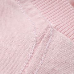 Foto com detalhe da gola U da camiseta