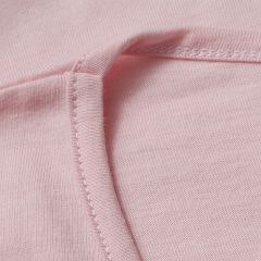Foto com detalhe da camiseta dobrada na embalagem