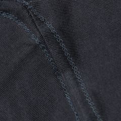 Foto com detalhe da gola U da camiseta