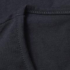 Foto com detalhe da camiseta dobrada na embalagem