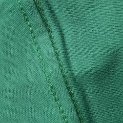 Foto com detalhe da gola U da camiseta