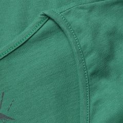 Foto com detalhe da camiseta dobrada na embalagem