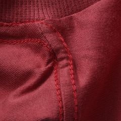 Foto com detalhe da gola U da camiseta