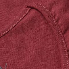 Foto com detalhe da camiseta dobrada na embalagem