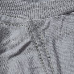 Foto com detalhe da gola U da camiseta