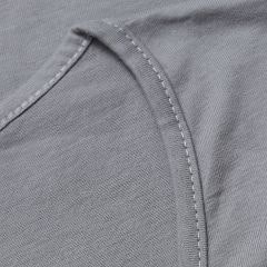 Foto com detalhe da camiseta dobrada na embalagem