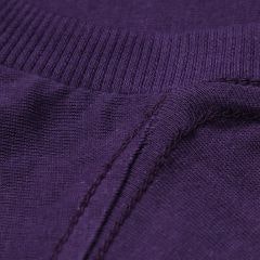 Foto com detalhe da gola U da camiseta