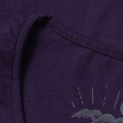 Foto com detalhe da camiseta dobrada na embalagem