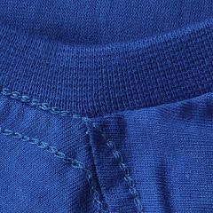 Foto com detalhe da gola U da camiseta