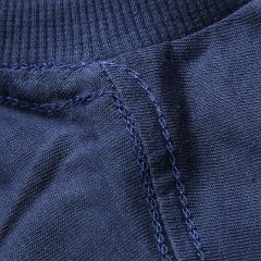 Foto com detalhe da gola U da camiseta