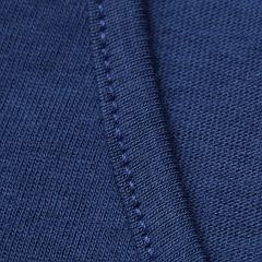 Foto com detalhe da camiseta dobrada na embalagem