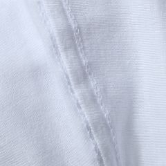 Foto com detalhe da gola U da camiseta