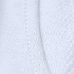 Foto com detalhe da camiseta dobrada na embalagem