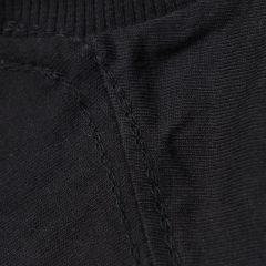 Foto com detalhe da gola U da camiseta
