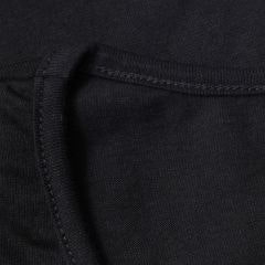 Foto com detalhe da camiseta dobrada na embalagem
