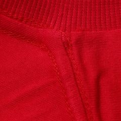 Foto com detalhe da gola U da camiseta