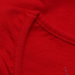 Foto com detalhe da camiseta dobrada na embalagem