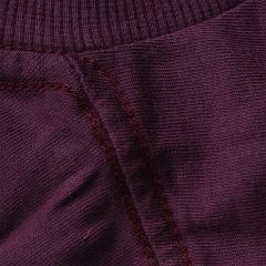 Foto com detalhe da gola U da camiseta