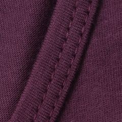 Foto com detalhe da camiseta dobrada na embalagem