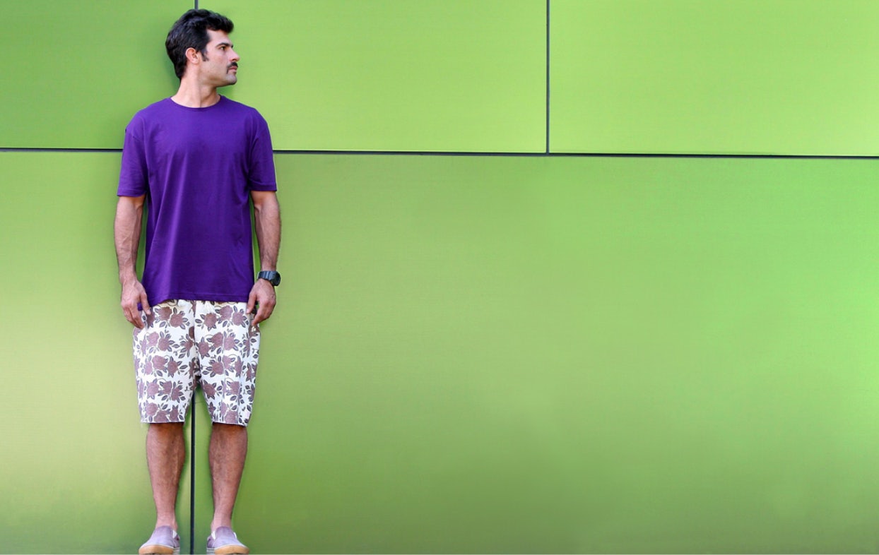 Foto de um modelo com uma camiseta chico rei roxa